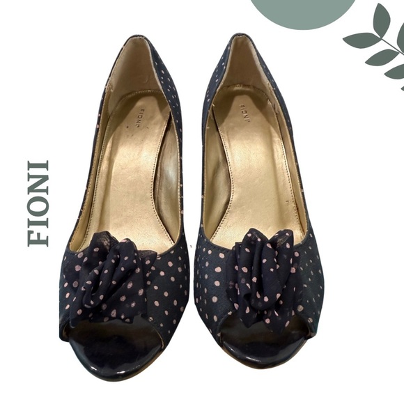🛍️3/$40 FIONI Navy Blue w/ Pink Polka Dot Peep-Toe Heels Flower Detail Size 8.5 - Picture 3 of 6
